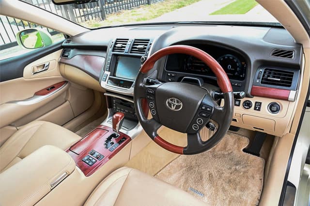 2009 Toyota Crown JDM car for sale — photo 19 of 25