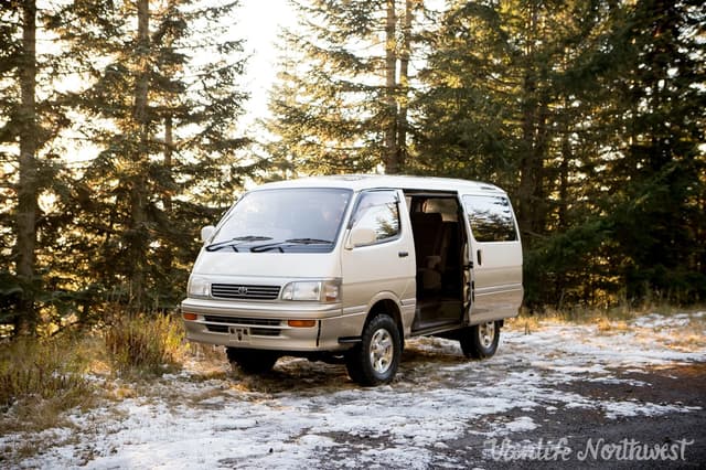 1995 Toyota HiAce JDM car for sale — photo 2 of 25