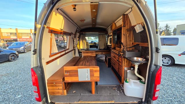 2007 Toyota HiAce JDM car for sale — photo 15 of 21