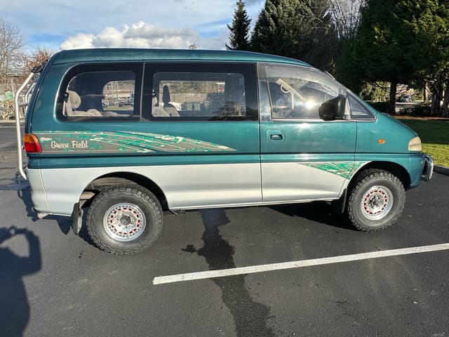 1995 Mitsubishi Delica JDM car for sale — photo 7 of 17