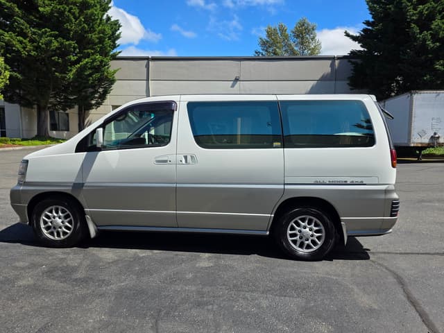 1998 Nissan Elgrand JDM car for sale — photo 6 of 17