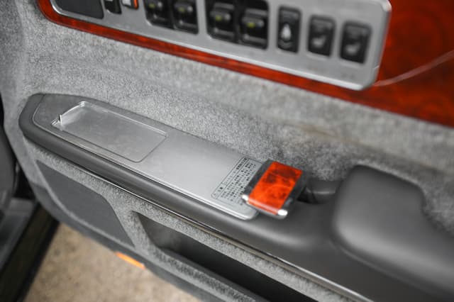 Toyota Century JDM car for sale — photo 10 of 10