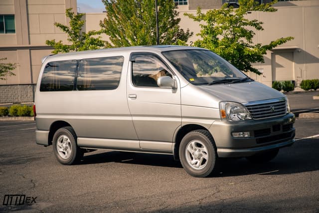 2001 Toyota Regius JDM car for sale — photo 13 of 25