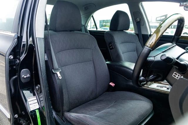 2004 Toyota Majesta JDM car for sale — photo 10 of 12