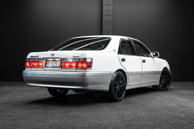 1999 Toyota Crown JDM car for sale — photo 15 of 19