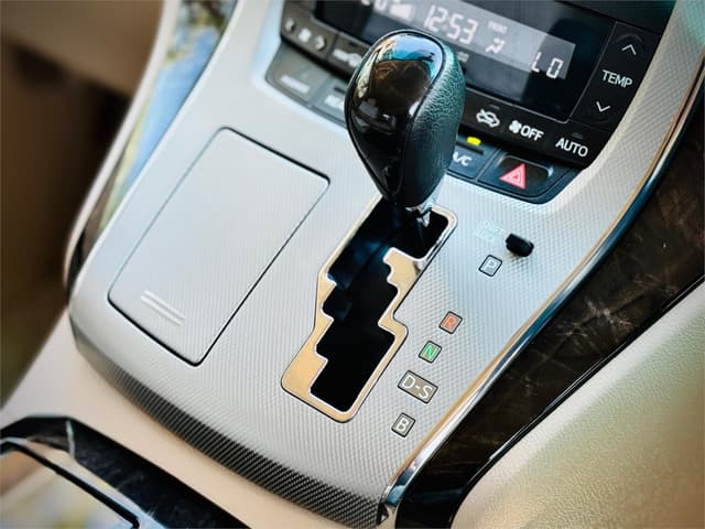 2012 Toyota Vellfire JDM car for sale — photo 18 of 25
