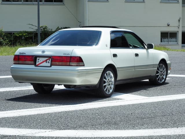 1999 Toyota Crown JDM car for sale — photo 4 of 10