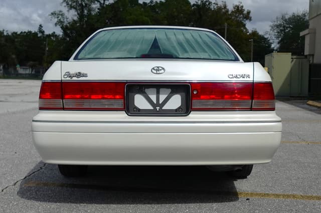1998 Toyota Crown JDM car for sale — photo 7 of 17