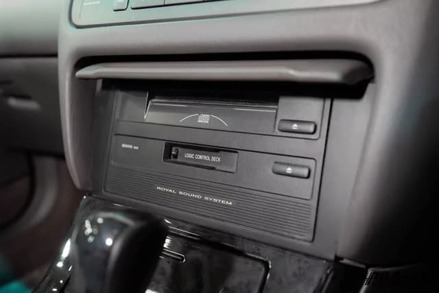 1998 Toyota Crown JDM car for sale — photo 12 of 25