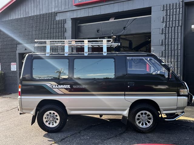 1990 Mitsubishi Delica JDM car for sale — photo 9 of 25