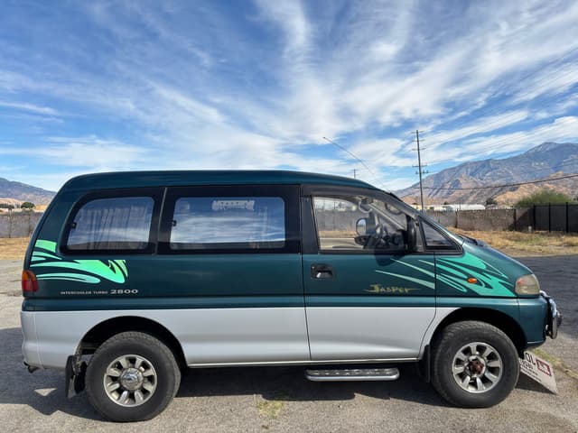 1996 Mitsubishi Delica JDM car for sale — photo 15 of 25
