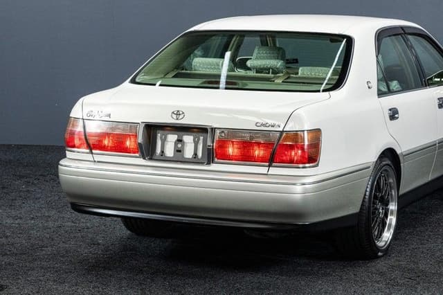 2001 Toyota Crown JDM car for sale — photo 11 of 18