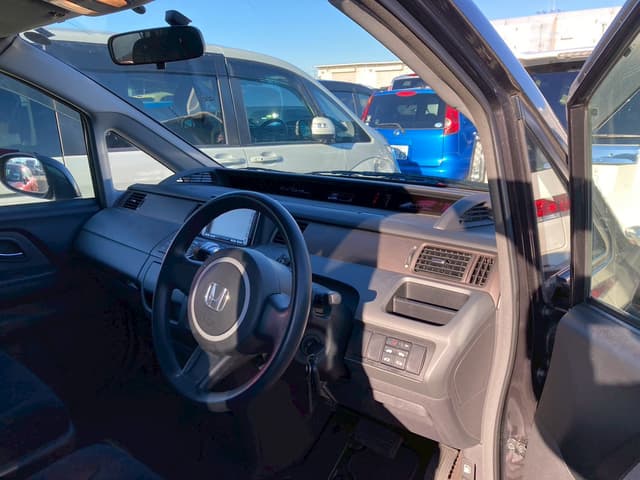 2007 Honda Stepwagon JDM car for sale — photo 3 of 8