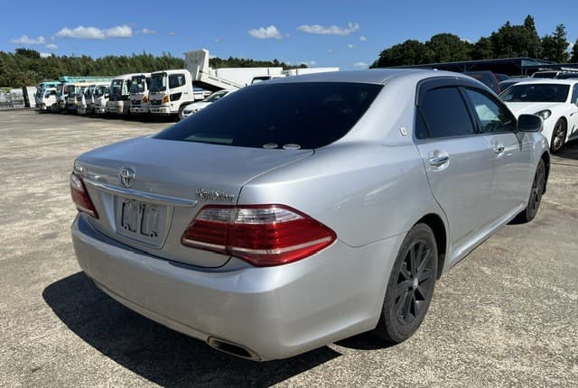 2010 Toyota Crown JDM car for sale — photo 4 of 25