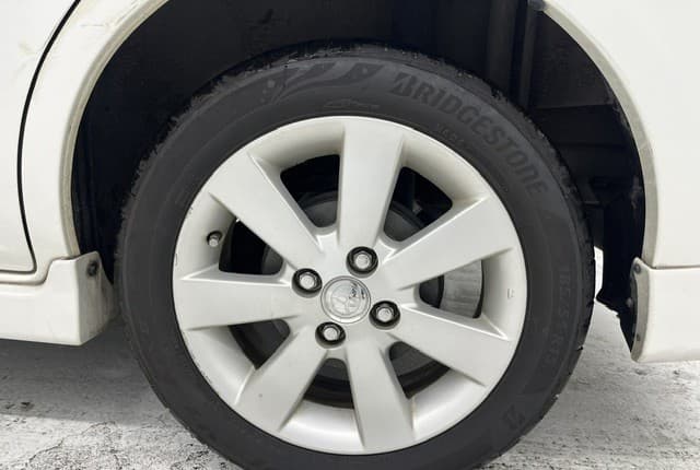 2007 Toyota Raum JDM car for sale — photo 24 of 25