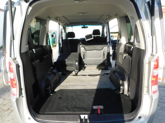 2011 Honda Stepwagon JDM car for sale — photo 6 of 8
