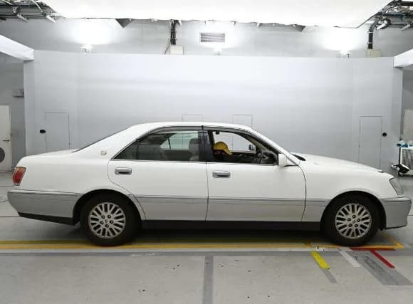 1999 Toyota Crown JDM car for sale — photo 2 of 7