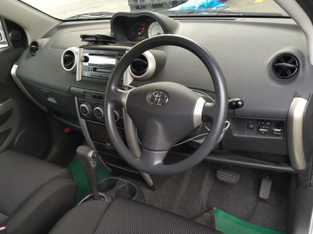 2004 Toyota Ist JDM car for sale — photo 3 of 6