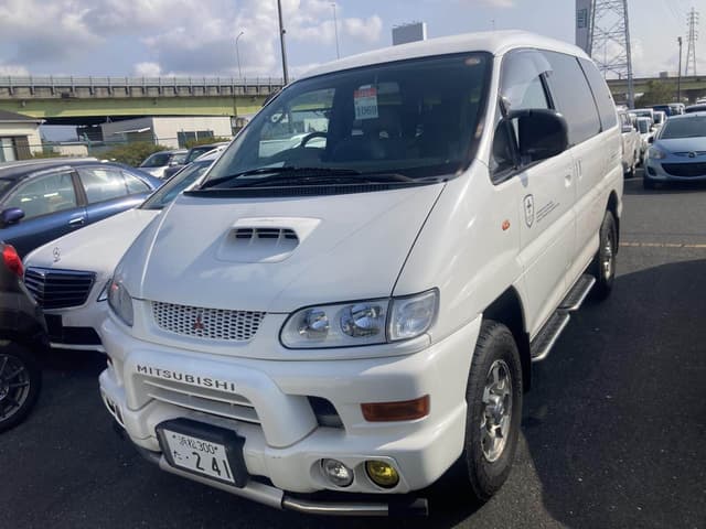 2000 Mitsubishi Delica JDM car for sale — photo 2 of 11