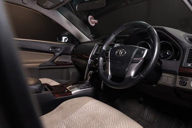 2011 Toyota Mark X JDM car for sale — photo 15 of 18
