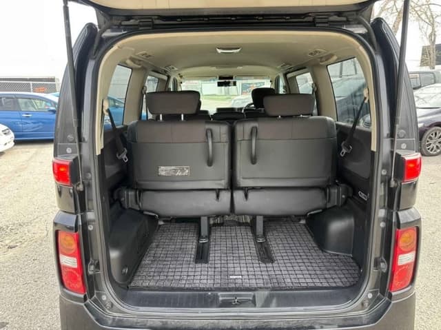2005 Nissan Elgrand JDM car for sale — photo 12 of 12
