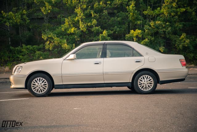 2001 Toyota Crown JDM car for sale — photo 6 of 25