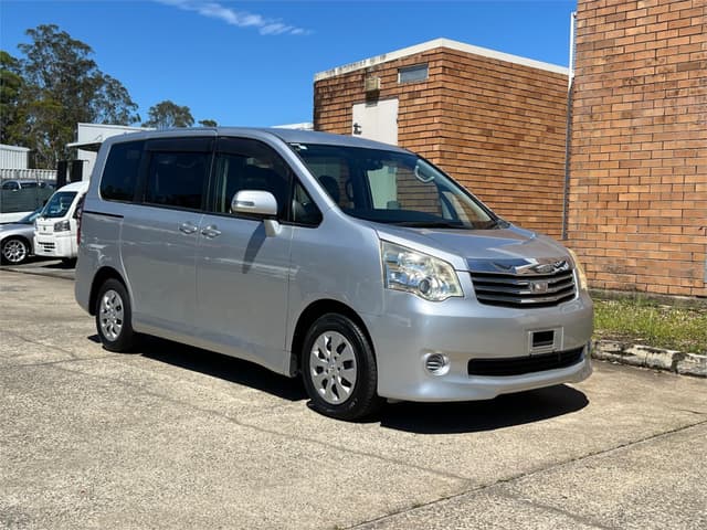 2011 Toyota Noah JDM car for sale — photo 4 of 18