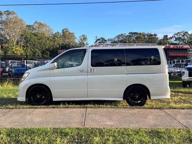 2005 Nissan Elgrand JDM car for sale — photo 9 of 16