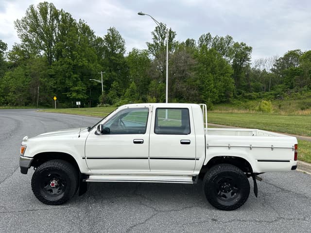 1992 Toyota Hilux JDM car for sale — photo 3 of 10