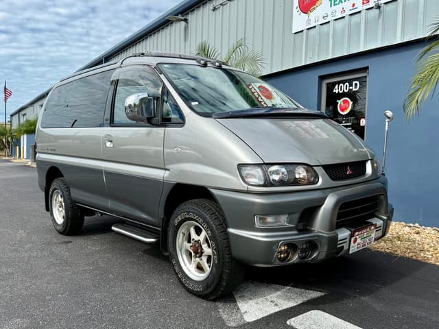 2000 Mitsubishi Delica JDM car for sale — photo 11 of 23