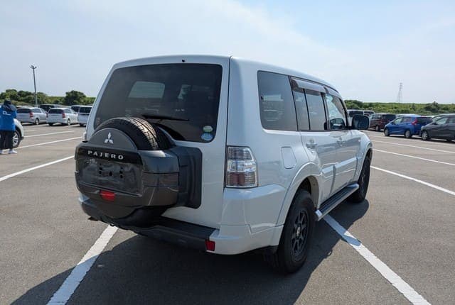 2011 Mitsubishi Pajero JDM car for sale — photo 5 of 25