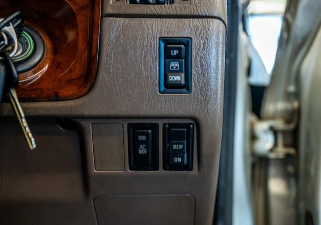 1998 Toyota Hilux Surf JDM car for sale — photo 20 of 24