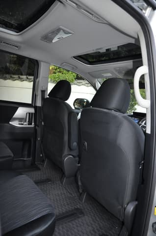 2010 Toyota Voxy JDM car for sale — photo 11 of 25
