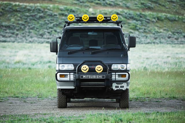 1992 Mitsubishi Delica JDM car for sale — photo 10 of 25