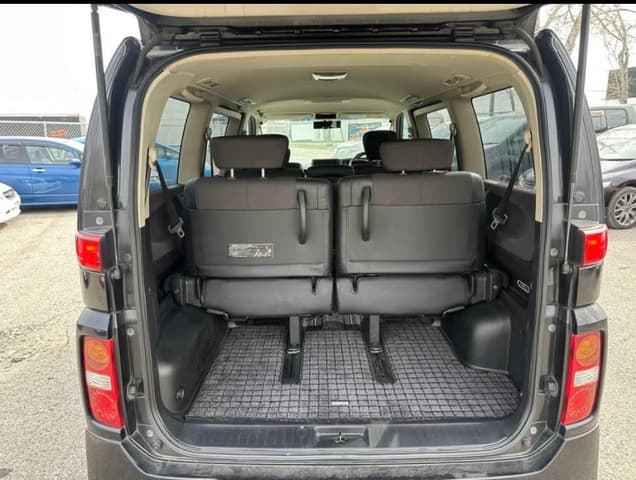 2005 Nissan Elgrand JDM car for sale — photo 16 of 16
