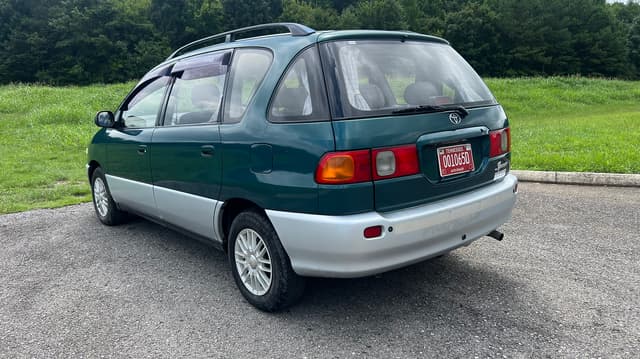 1996 Toyota Ipsum JDM car for sale — photo 3 of 9
