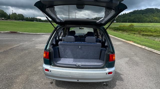1996 Toyota Ipsum JDM car for sale — photo 8 of 9