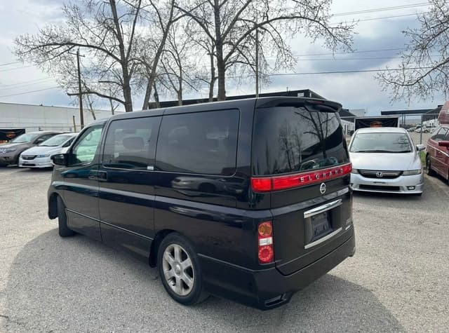 2005 Nissan Elgrand JDM car for sale — photo 3 of 13