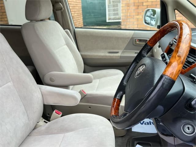 2004 Toyota Noah JDM car for sale — photo 15 of 18