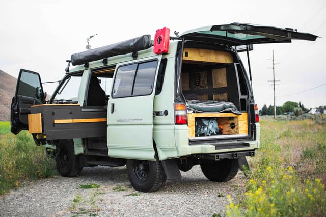 1995 Mitsubishi Delica JDM car for sale — photo 7 of 25