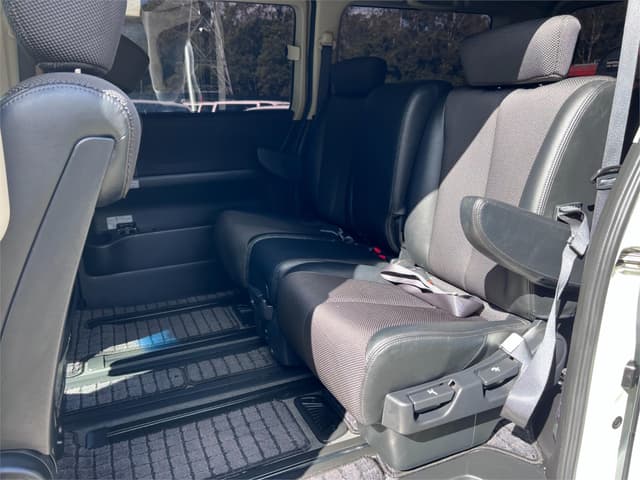 2006 Nissan Elgrand JDM car for sale — photo 14 of 16