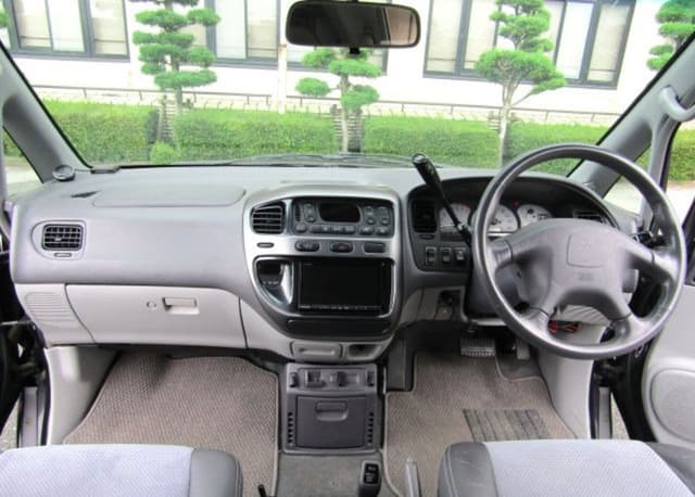 2004 Mitsubishi Delica JDM car for sale — photo 10 of 12
