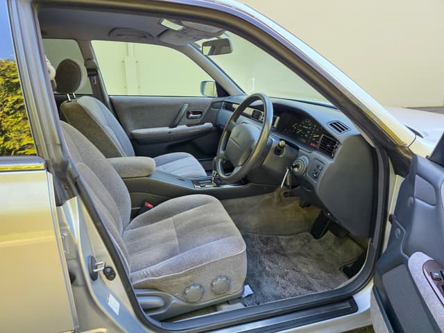 1997 Toyota Crown JDM car for sale — photo 10 of 13