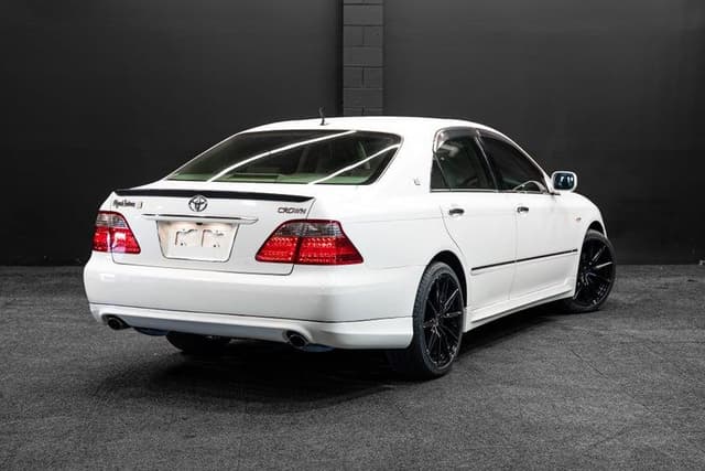 2005 Toyota Crown JDM car for sale — photo 14 of 18