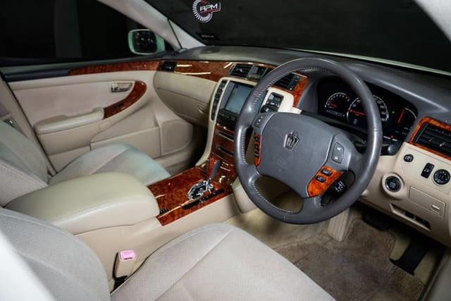 2005 Toyota Crown JDM car for sale — photo 16 of 18