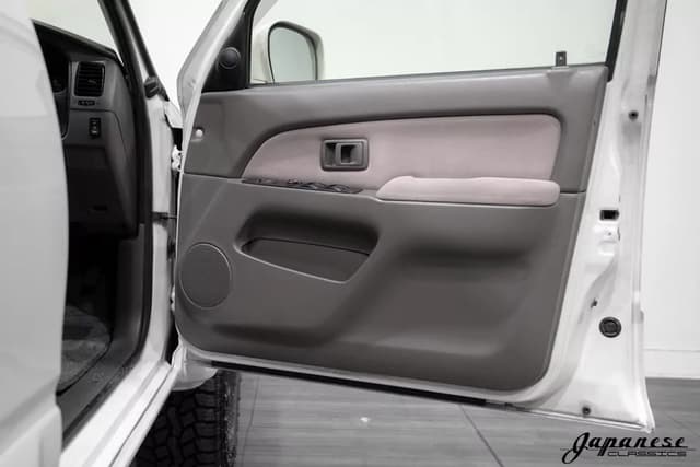 2000 Toyota Hilux Surf JDM car for sale — photo 21 of 25