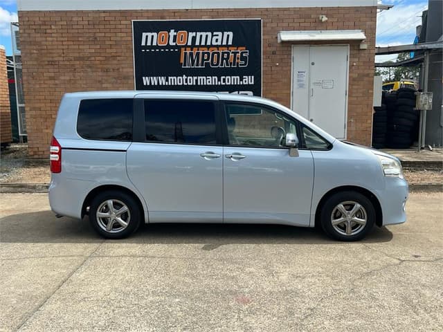 2011 Toyota Noah JDM car for sale — photo 6 of 17