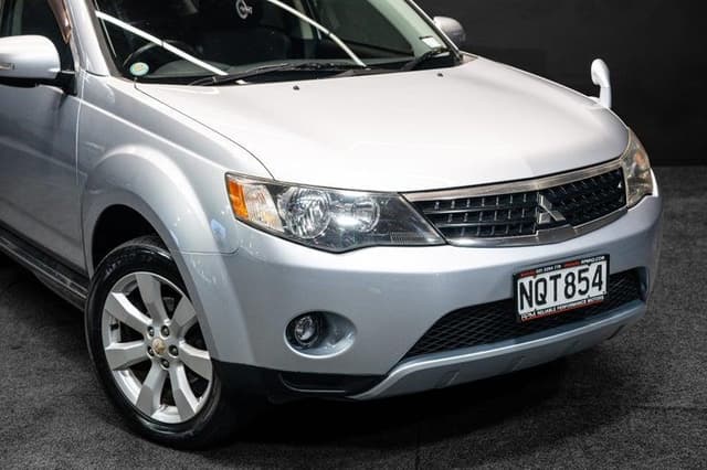 2010 Mitsubishi Outlander JDM car for sale — photo 11 of 18