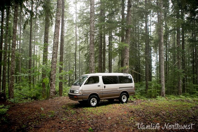 1995 Toyota HiAce JDM car for sale — photo 2 of 25