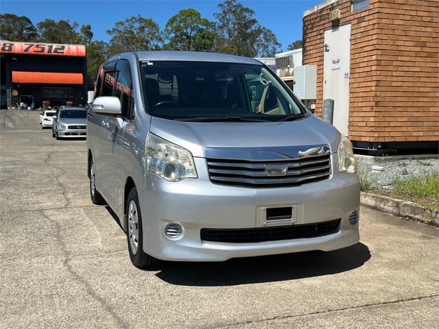 2011 Toyota Noah JDM car for sale — photo 3 of 18